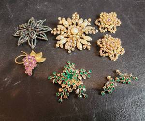 lot 605 image: Brooches and Earrings