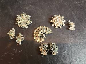 lot 606 image: Brooches and Earrings