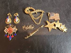 lot 607 image: Brooches and Earrings