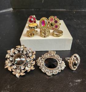 lot 609 image: Rings (2 are Sarah Coventry)