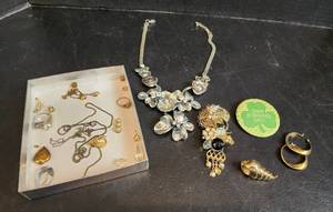 lot 614 image: Jewelry Pieces and Parts