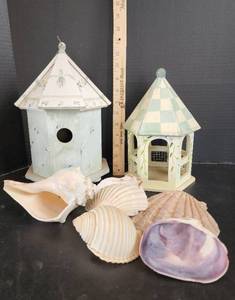 lot 633 image: Garden Decor