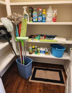 lot 677 image: Cleaning Supplies