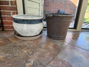 lot 801 image: (2) Plastic Flowerpots