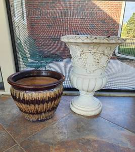 lot 802 image: (2) Flowerpots (1 - plastic and 1- terracotta)