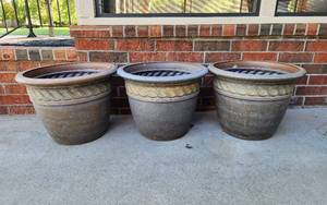lot 803 image: (3) Plastic Flowerpots
