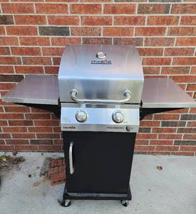 lot 807 image: Char-Broil Propane Grill