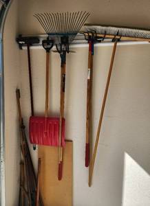lot 813 image: Yard Tools