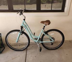 lot 817 image: Trek Navigator 2.0 WSD Womens Bicycle by City Trekking Bicycles EN14764, 16.5 Alpha Aluminum (Excellent Condition)