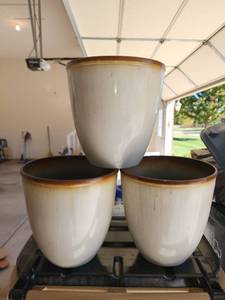 lot 832 image: (3) Plastic Flowerpots 12x12