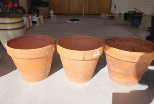 lot 833 image: (3) Terracotta Flowerpots 12x14