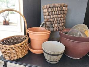 lot 852 image: Plastic Flowerpots, Baskets, and Drip Trays