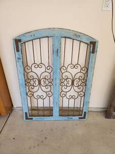 lot 854 image: Rustic Ornamental Wood and Iron Wall Decor 29.5x39