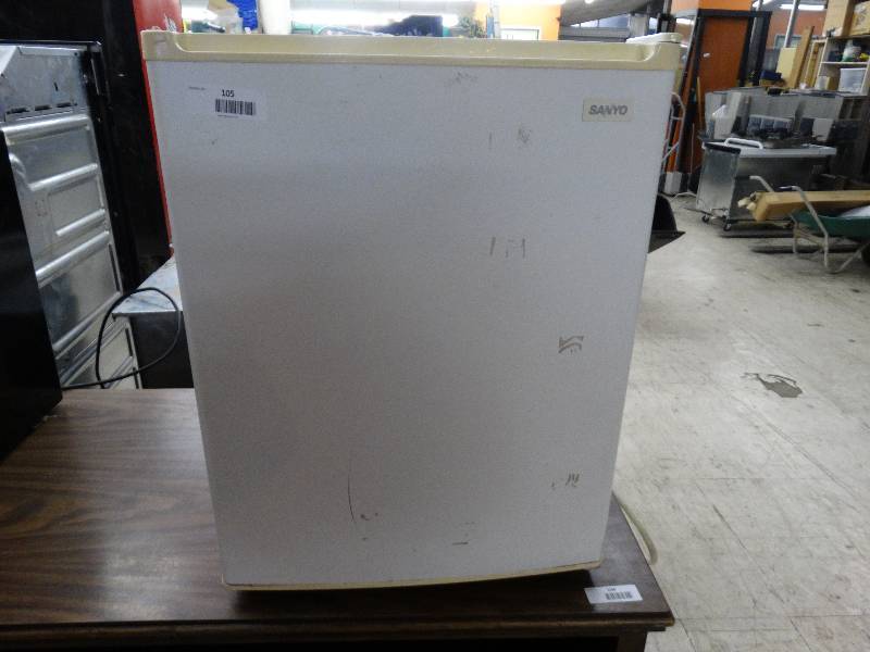 lot 105 image: Sanyo Mini Fridge - Works.