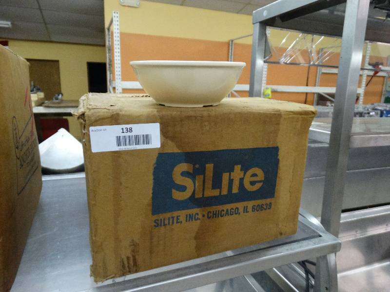 lot 138 image: Case Of 4 Dozen Small Plastic Bowls.