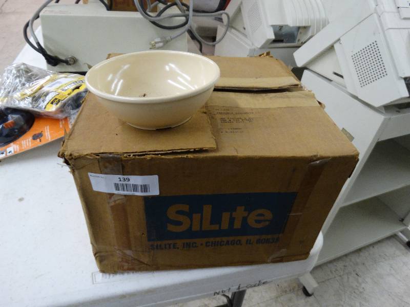 lot 139 image: Case Of 4 Dozen Small Plastic Bowls.