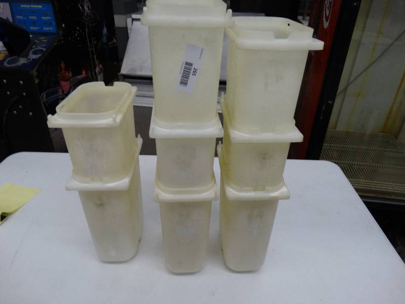 lot 265 image: 8 Plastic Food Containers.