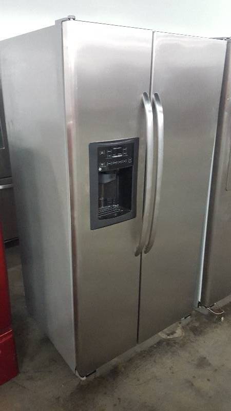 lot 210 image: GE 25.4 CU. FT. CAPACITY SIDE-BY-SIDE REFRIGERATOR WITH DISPENSER