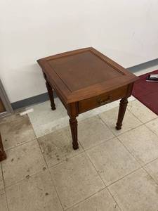 lot 8207 image: broyhill side table