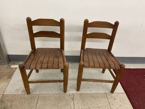lot 8208 image: 2 kids chairs