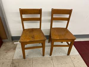 lot 8209 image: 2 kids chairs