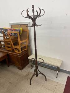 lot 8215 image: hall tree