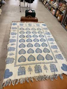 lot 8293 image: bluewhite throw blanket