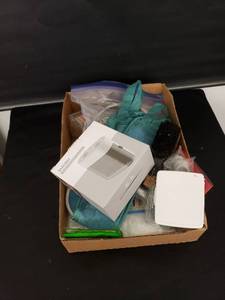 lot 8300 image: lot of bathroom stuff