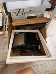 lot 8302 image: lotof picture frames