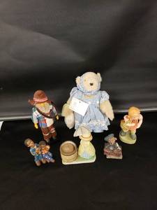 lot 8319 image: lot of figurines
