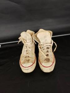 lot 8420 image: Chuck taylors sz 8