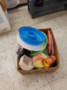 lot 8429 image: box of plastic ware