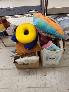lot 8458 image: lot of throw pillows