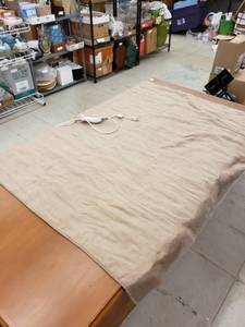 lot 8463 image: Electric throw blanket works