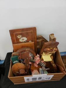 lot 8471 image: lot of wood decor