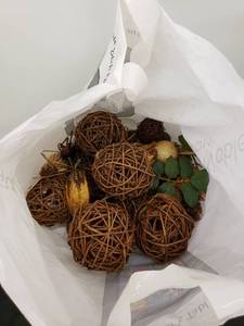 lot 8472 image: lot of decorative balls