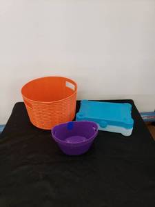 lot 8482 image: l9t of storage containers