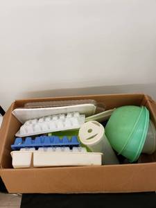 lot 8488 image: lot of plastic ware