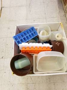 lot 8489 image: l9t of plastic ware