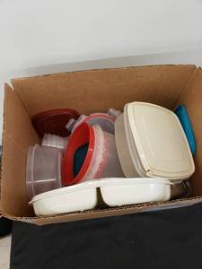 lot 8490 image: lot of plastic ware