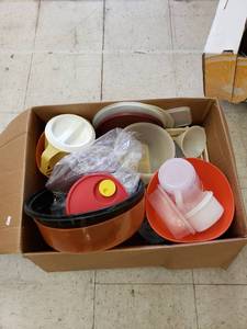 lot 8505 image: lot of plastic ware