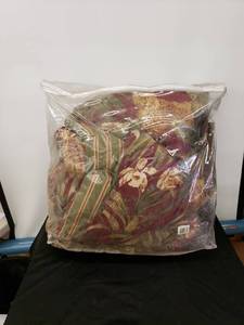 lot 8506 image: queen comforter