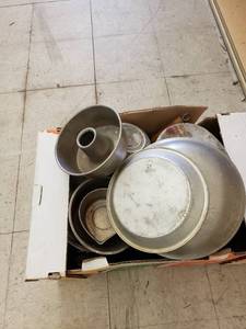 lot 8510 image: lot of cookware