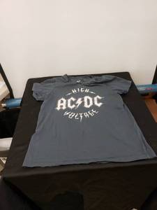 lot 8512 image: ACDC tee sz Small