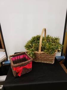 lot 8520 image: pair basketstinsel