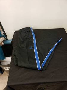 lot 8525 image: pair joggers air Jordan sz y large