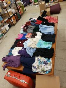 lot 8527 image: lot of womens clothing sz Medium