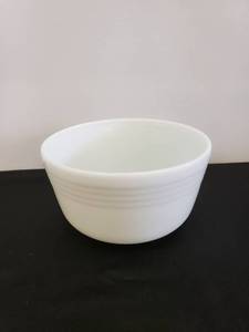 lot 8549 image: pyrex white bowl