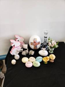 lot 8557 image: lot of Easter decor