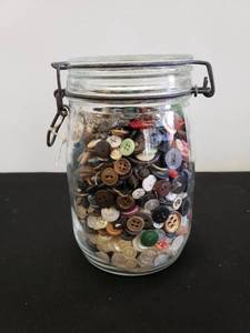 lot 8568 image: jar of buttons